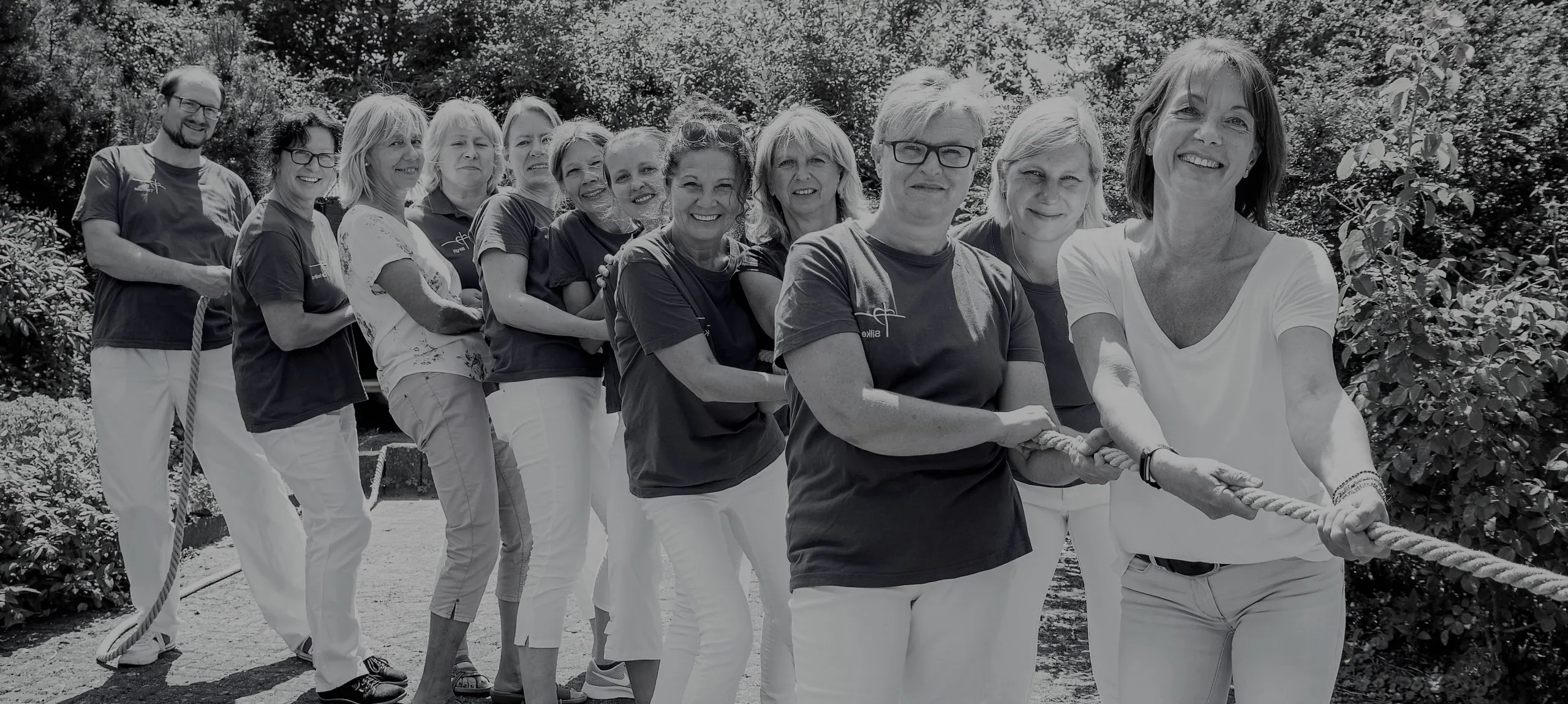 Pflegekraft und ältere Dame lächeln